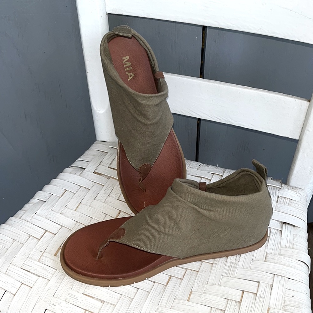 MIA women’s sandals olive-army green thong toe 8 EUC